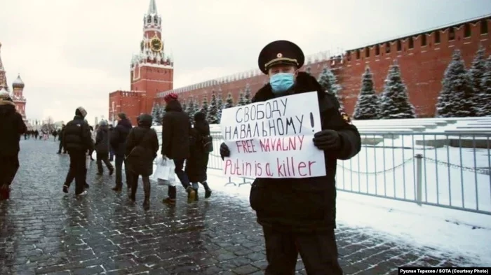 В Москве задержали майора полиции в отставке с плакатом Свободу Навальному! Putin is a killer - Юмор, Странный юмор, Наташа мы все уронили, Белка, Шампанское, Белая горячка, Политика, Новости, Россия, Полиция, Владимир Путин, Алексей Навальный, Twitter, Красная площадь, Офицеры, Честь