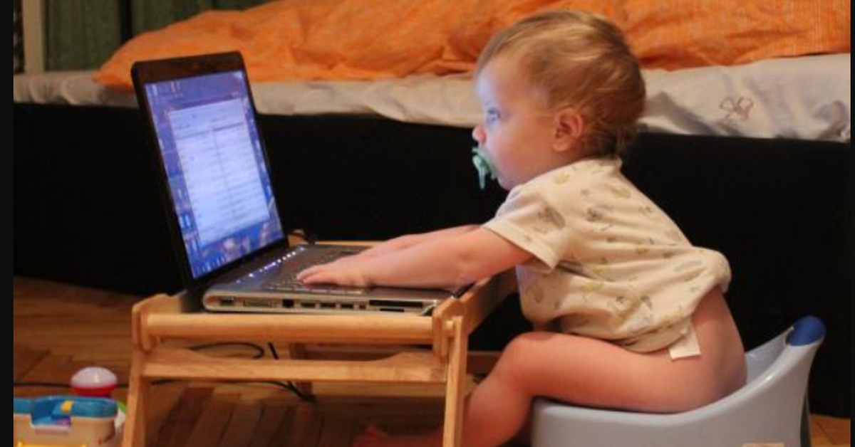 Не сидит сам в год. Компьютер для детей. Ребенок за компьютером Нагошке. Ребенок за компьютером на горшке. На горшке и за компом.