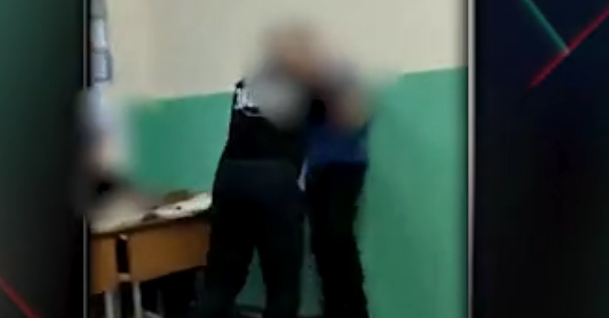 33 школа избил ученика. Учитель физики избил ученика. Скандал в школе. Хабаровск, учительница избила ученика. В Екатеринбурге учительница избила шестиклассника.