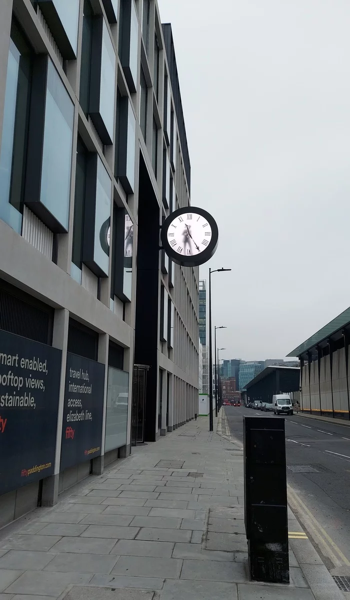 Original street clock in London - My, London, Wall Clock, The street, Great Britain, Street photography, Video, Longpost