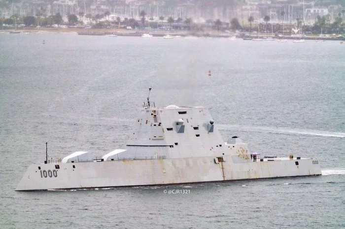 Zumwalt rusted - Warships, US Navy