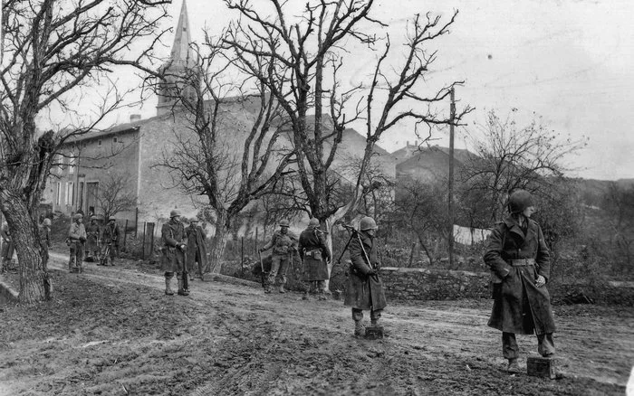 Эстетика Западного фронта. Валлонская пастораль - Длиннопост, Бронетехника, Танки, Бельгия, Снег, Зима, Германия, Союзники, США, История, Фотография, Вторая мировая война