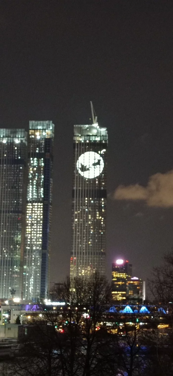 Santa is in a hurry - Santa Claus, Father Frost, Moscow, Christmas, Construction, Skyscraper, Longpost