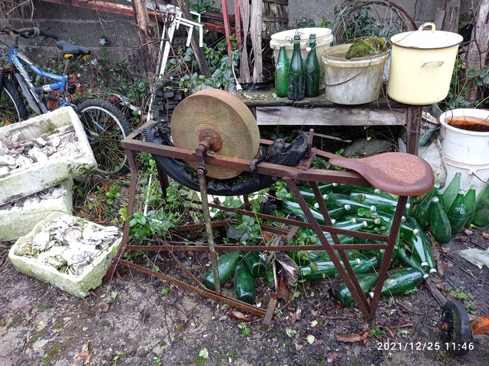 Среди мусора