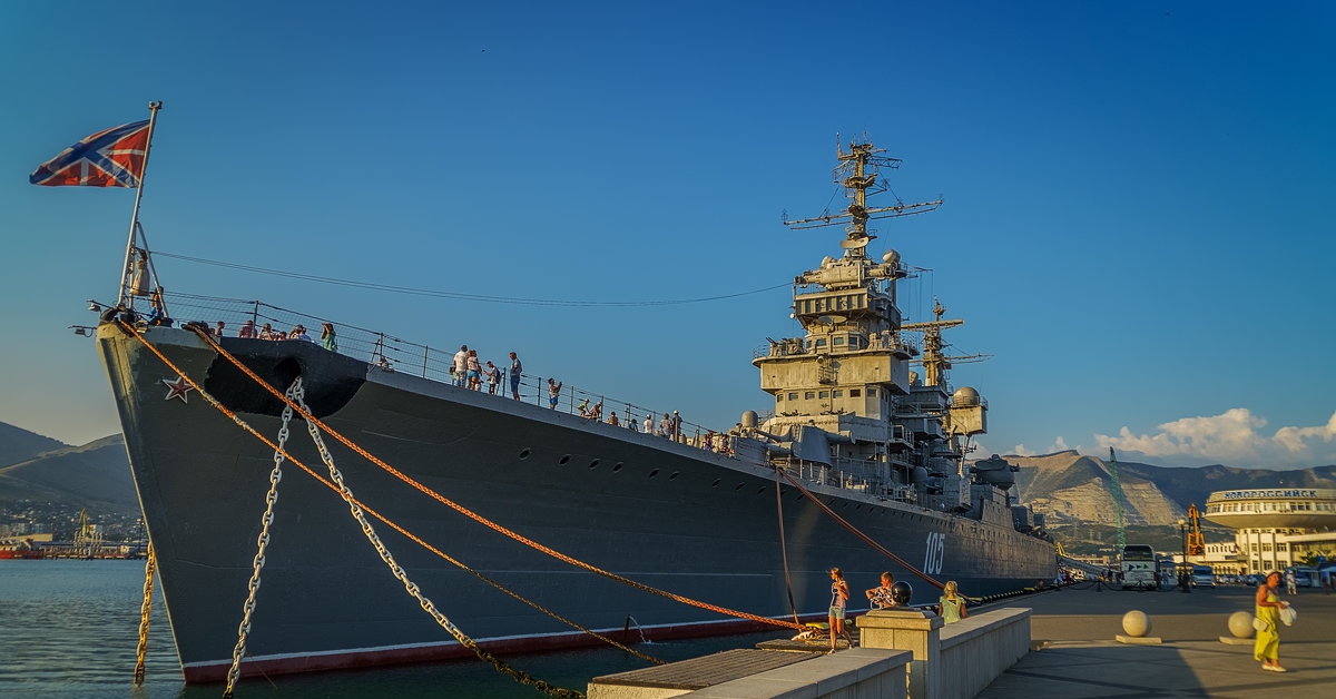Какой корабль стоит. Какой корабль стоит. Какие корабли стоят сейчас в евпатории. Крейсер кутузов в новороссийске. Какой корабль стоит.