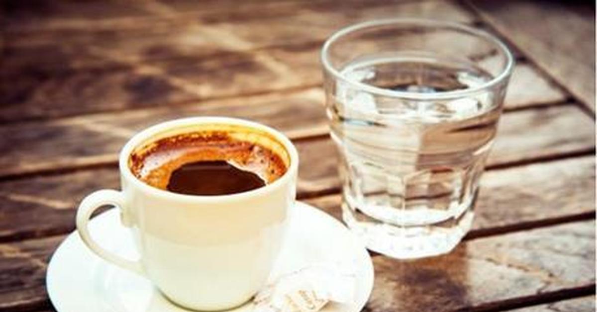 В турции подают кофе с водой. Кофе американо подача. Кофе американо в стакане. Кофе и стакан воды. Эспрессо в стакане.