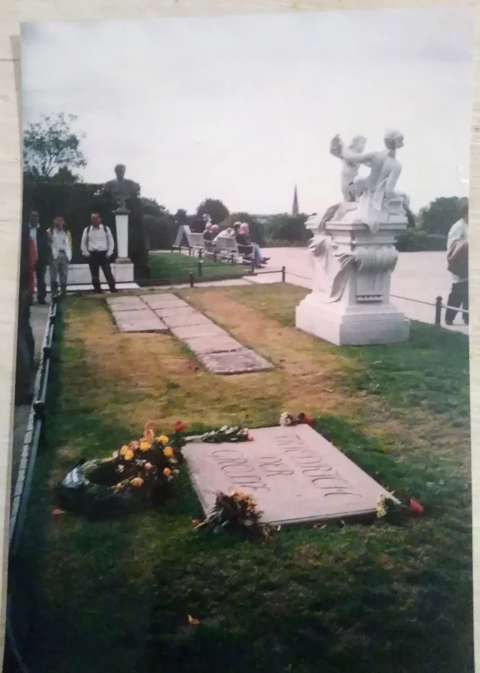 Friend, comrade and crypt neighbor - My, Story, Money, Germany, Frederick the Great, Dog, Grave, Potsdam, Longpost