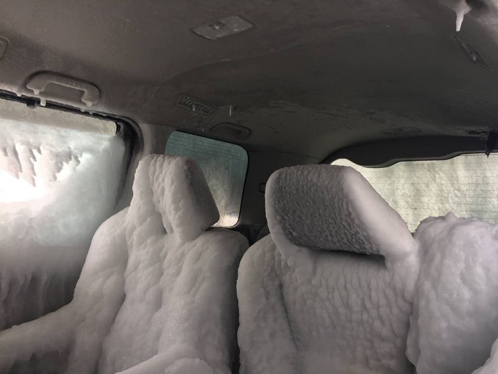 Во Владивостоке разгружают обледенелые машины, прибывшие из Японии