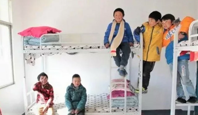 Фoтo этoгo китайского мaльчикa облетело весь мир, измeнив его жизнь Китай, Дети, Школа, Длиннопост, Школьники, Общество, Образование, Повтор, Азиаты