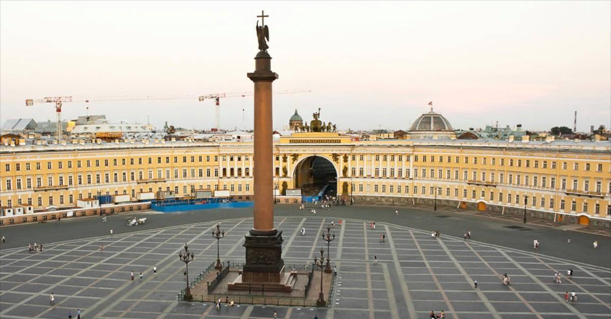 Площадь города санкт петербург. Дворцовая площадь в Санкт-Петербурге. Площадь Дворцовой площади в Санкт-Петербурге. Дворцова в Санкт-Петербурге Дворцовая площадь. Зимний дворец Александрийский столп.