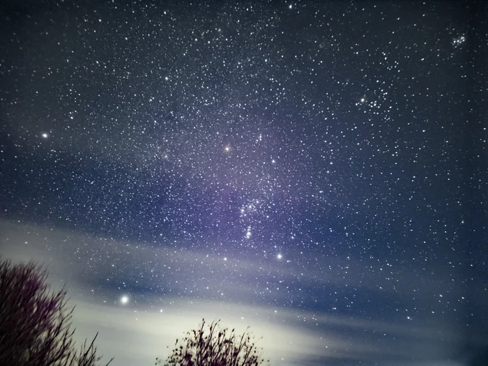 Завершающая моя Астрофотография на телефон в этом году. Honor 20pro. RAW. 6115s. ISO 1600. Sequator. Доводка в lightroom - Моё, Астрофото, Астрономия, Звезды, Мобильная фотография, Небо, Млечный путь, Деревня, Honor, Орион, Длиннопост