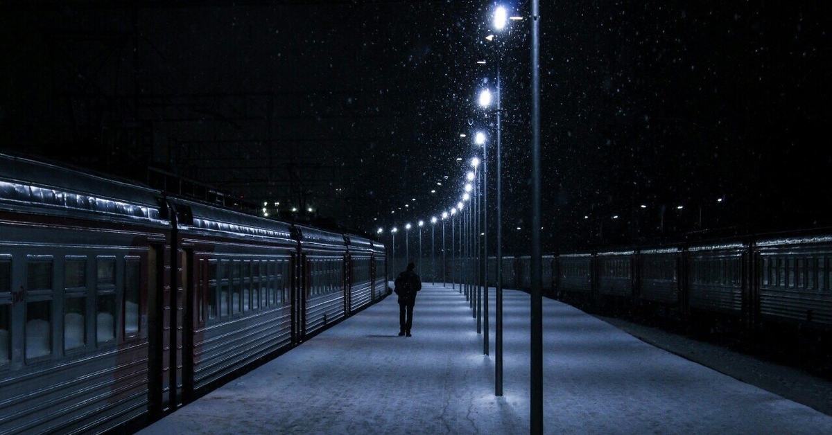Время интернета ночью. Перрон ночью. Зимний ночной поезд. Железная дорога ночью. Перрон вокзала.