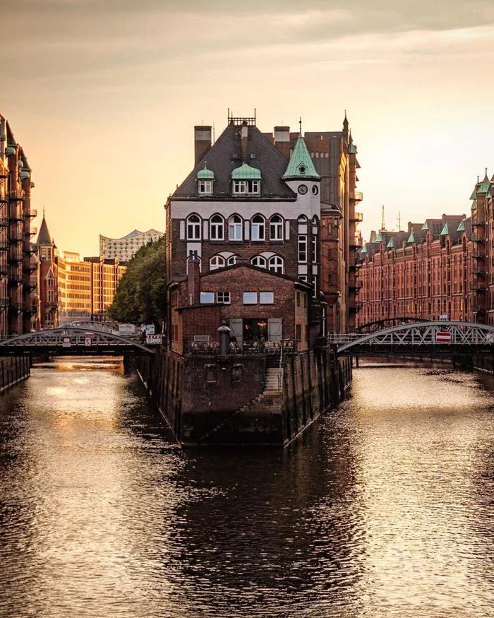 Indoor Castle (Wasserschloss) - The photo, Design, sights, Architecture, Hamburg, Germany, Longpost