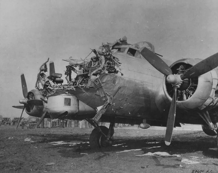 B-17G «Летающая крепость», повреждённый над Германией, 17.10.1944 - Вторая мировая война, Boeing B-17, Авиация, Самолет, Взрыв, Пво, Историческое фото, Длиннопост