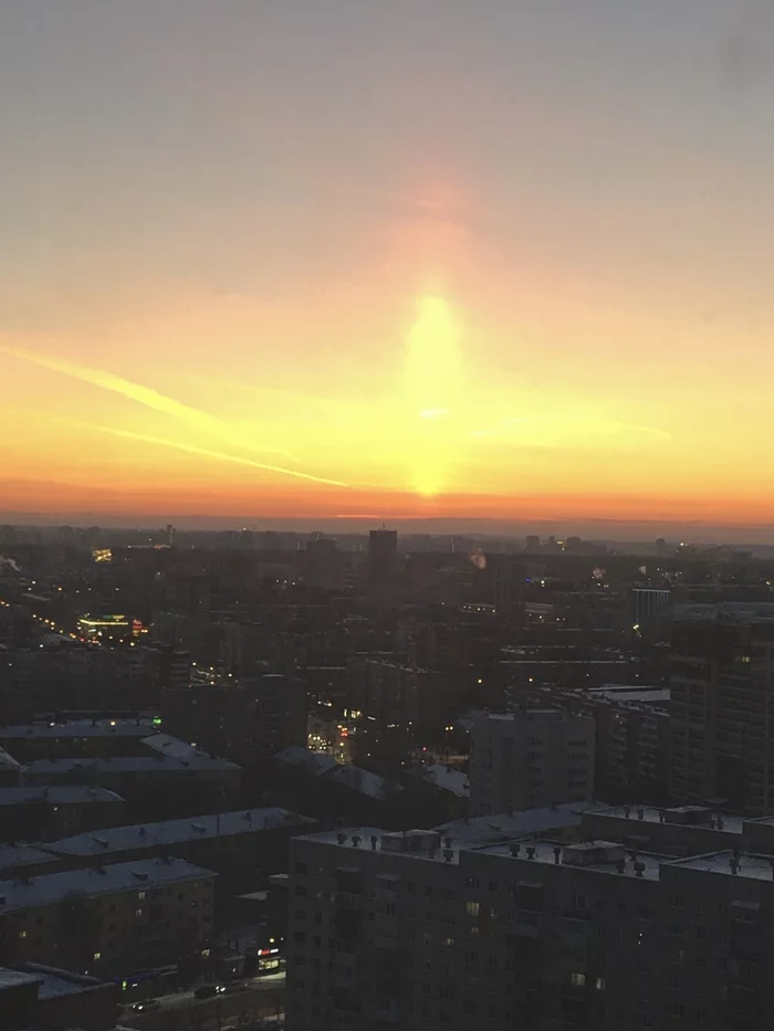 Kakava beauty! - My, Photo on sneaker, Sunset, Yekaterinburg, Beautiful, The sun, Optical phenomenon, Sky, Evening, The photo