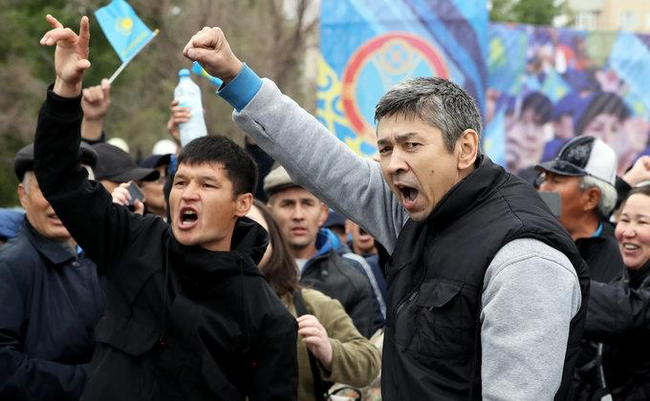 Protesters in Alma-Ata attacked Mediazona correspondent - news, Politics, Kazakhstan, Media and press, Media Zone, Almaty, Protest, Vandalism, Protests in Kazakhstan