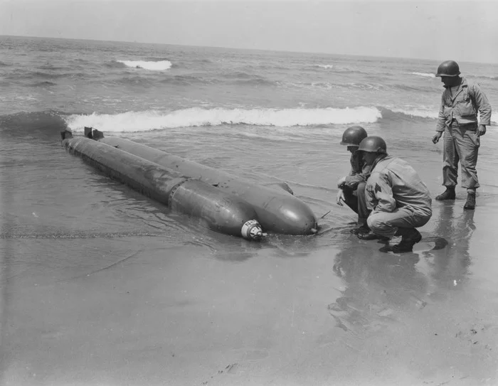 German man-torpedo Neger, thrown on the beach in Italy, 21.04.1944 - The Second World War, Torpedo, Submarine, Historical photo, Military history
