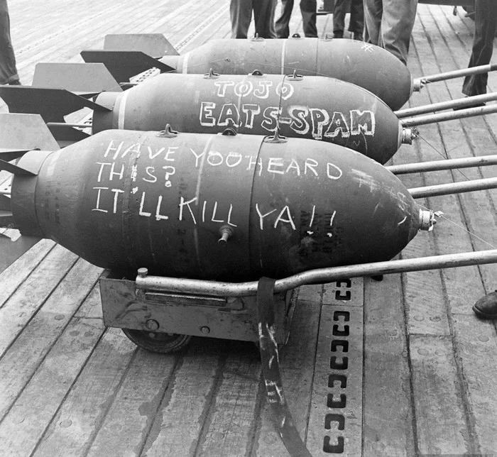Radical ham advertising, 1945 - The Second World War, Bomb, Aircraft carrier, Historical photo, Spam, Ham