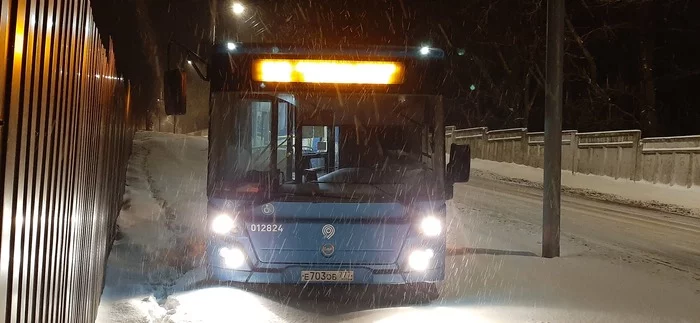 Winter. Photo of a bus in a snowdrift - My, The photo, Bus, Winter