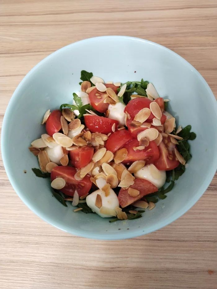 Mozzarella and cherry salad - My, Recipe, Cooking, Preparation, Salad, Cherry tomatoes, Mozzarella, Almond, Arugula, Longpost