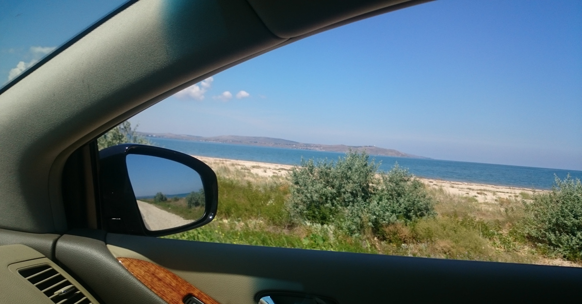 Еду на юг на машине. Вид из окна машины на море. На машине к морю. Красивый вид из окна машины Крым. Вид на море с машины.