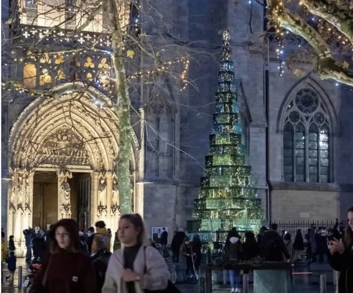 In Bordeaux, an eco-tree made of glass and steel was installed. Opinions of residents are divided - Ecology, Garbage, Architecture, Monument, Christmas trees, New Year, France, Longpost