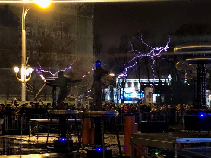 The Tesla show is a delight! - My, Tesla coil, Lightning, Electricity, Video, Street performers