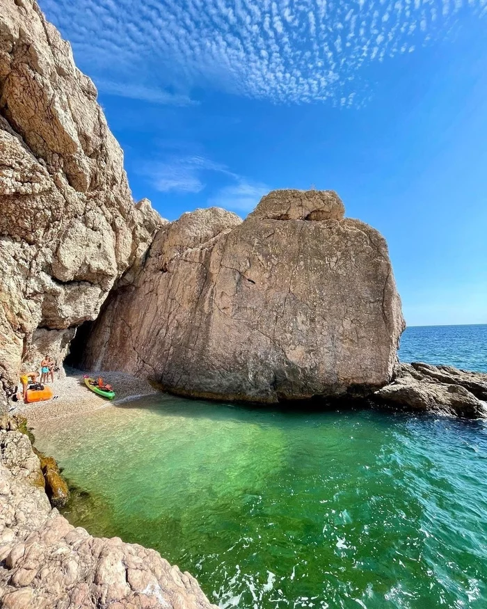 How are people not afraid to rest under overhanging rocks? - Travels, Crimea, Vacation, Balaclava, Beach, Wild beach, Longpost, The photo