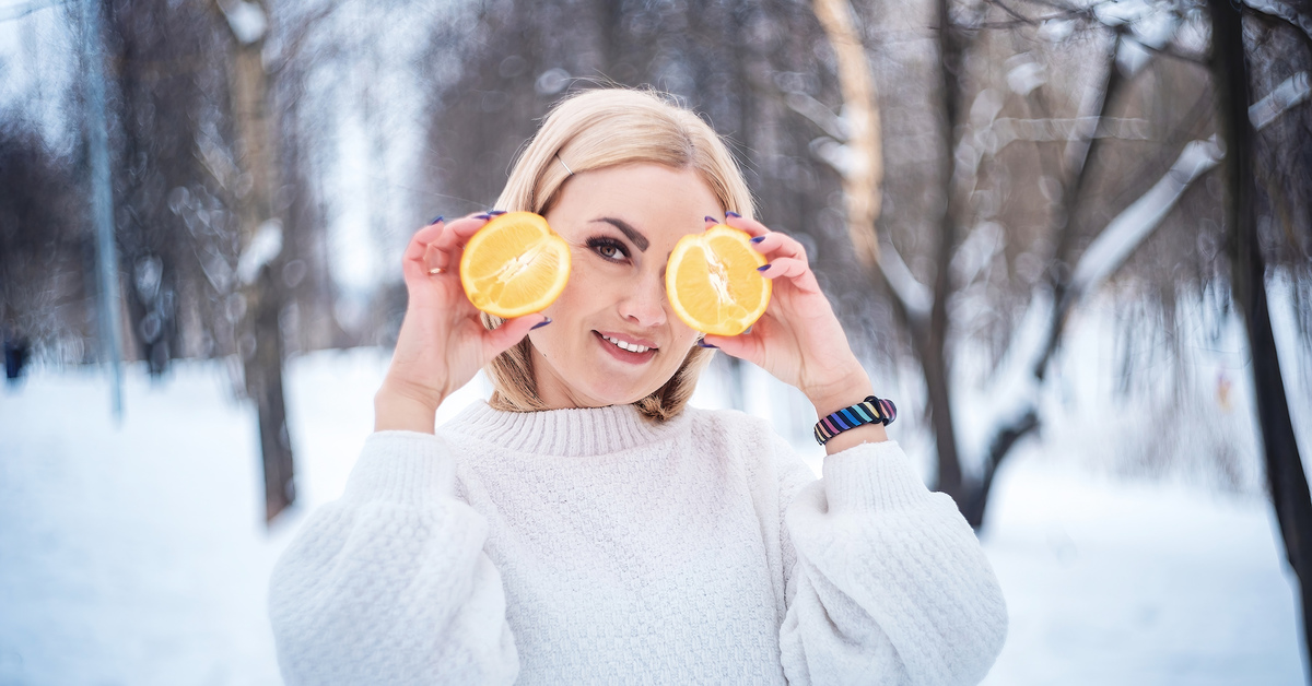 Апельсин зимой. Зимняя фотосессия с апельсинами. Зимняя фотосессия в желтом. Зимняя городская фотосессия для девушки с апельсинами. Идеи зимней фотосессии с желтым автобусом.