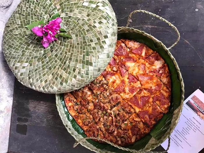 The owner of a restaurant in the Philippines proposed to create a reusable box for pizza from leaves - Nature, Garbage, Kitchen