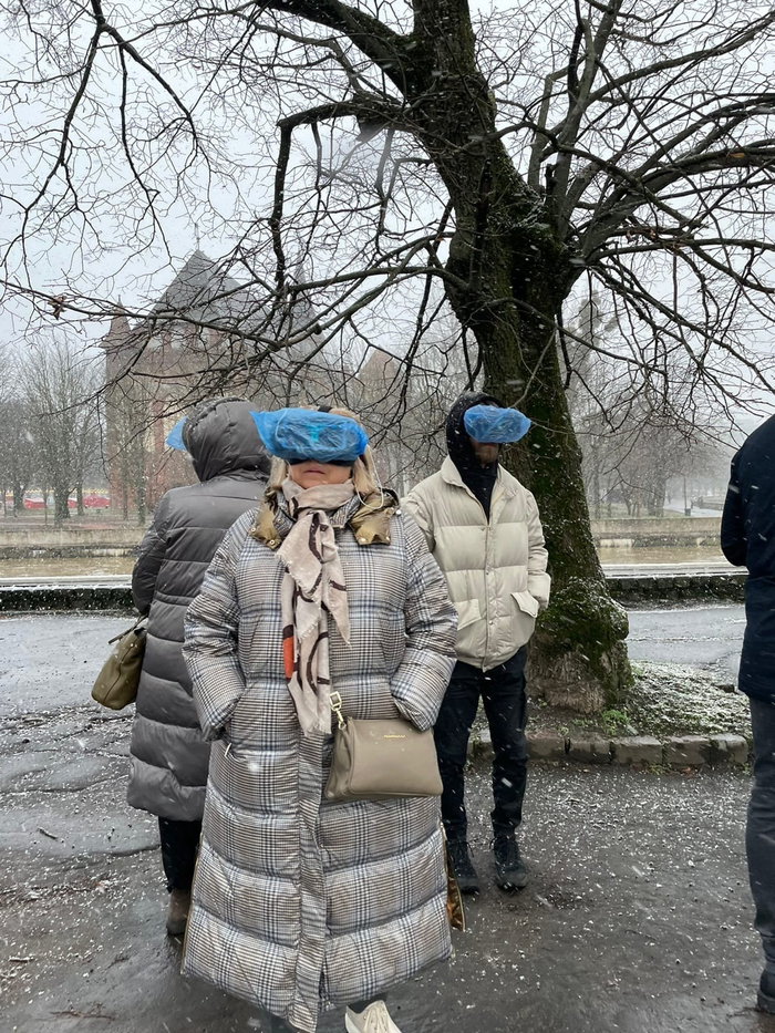 Ношение бахил в нашем парке строго обязательно