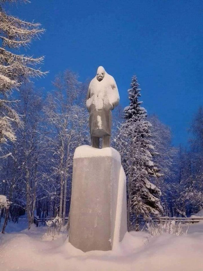 Однажы в студеную зимнюю пору... - Памятник, Снег, Зима