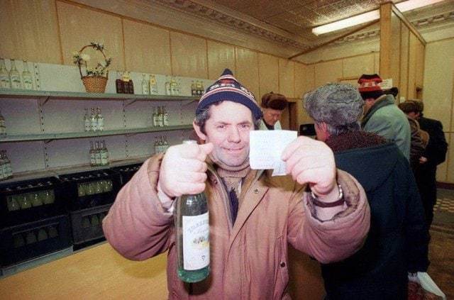 Happy owner of a bottle of vodka bought on coupons during the anti-alcohol campaign. USSR, late 1980s - No money, Nostalgia, Past, 80-е, Alcohol, Morning, Alcoholics, I'm not an alcoholic., Old photo, People, the USSR, How it was, Salary, Nutrition, Coupons, Vodka, Bottle, 90th