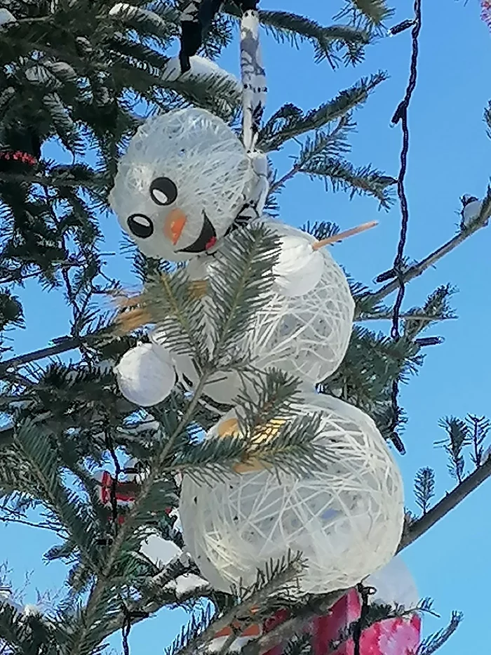 The snowman could not stand the beauty around and hanged himself - My, snowman, New Year