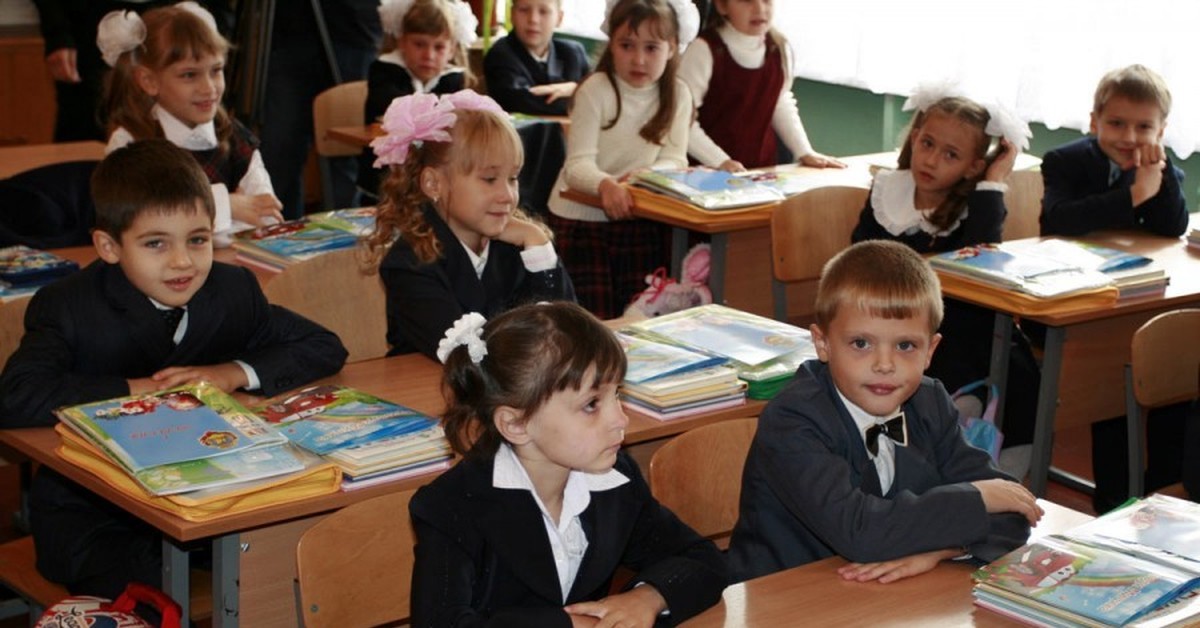 Ученики первого класса были внимательны. Ученики в школе. Класс учеников 1 класса. Украинские школьники в классе. Ученики 4 класса.