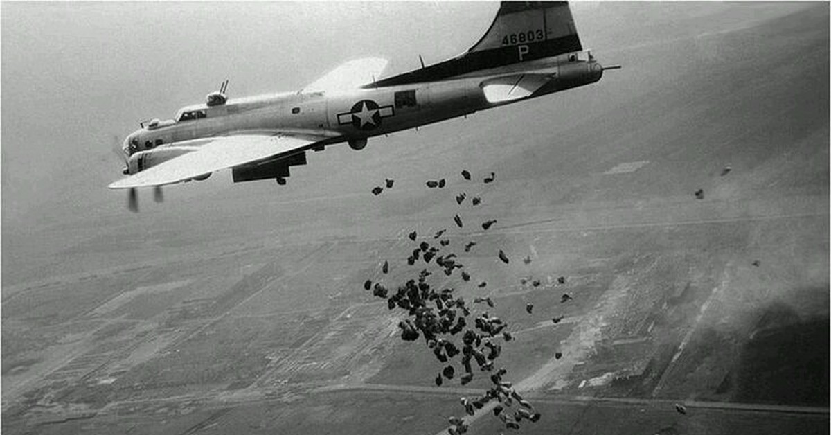 Самолет скидывает бомбы. Немецкие бомбардировщики 2 мировой бомбят. Стратегические бомбардировки Германии. Boeing b-17 Нагасаки.