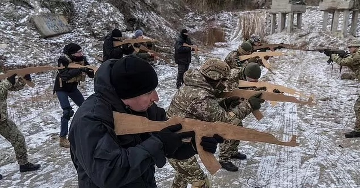 Белгородская тер оборона. Украинская армия с деревянными автоматами. ВСУ С деревянными автоматами. Украинцы тренируются с деревянными автоматами. Украинские солдаты с деревянными автоматами.