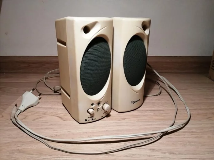 What computer game comes to your mind when you see this photo? - Games, Loudspeakers, Computer