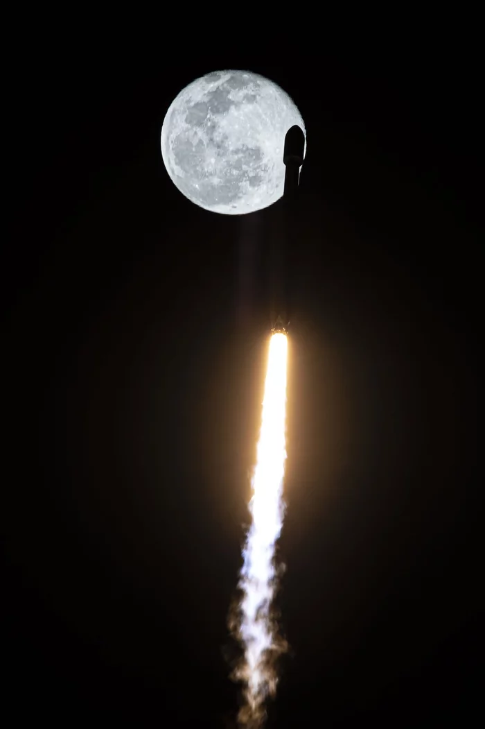 Elon Musk published a photo of the rocket against the background of the moon - Elon Musk, Spacex, Starship, Booster Rocket