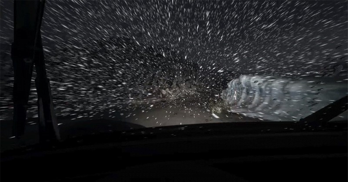 Сильно упала скорость. Машина дождь. Снег на стекле машины. Лобовое окно машины. Сильный дождь.
