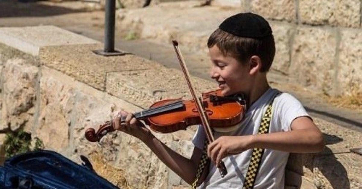 Русскими мальчик музыка. Еврейский мальчик со скрипкой. Скрипка для детей. Мальчик скрипач. Еврей со скрипкой.