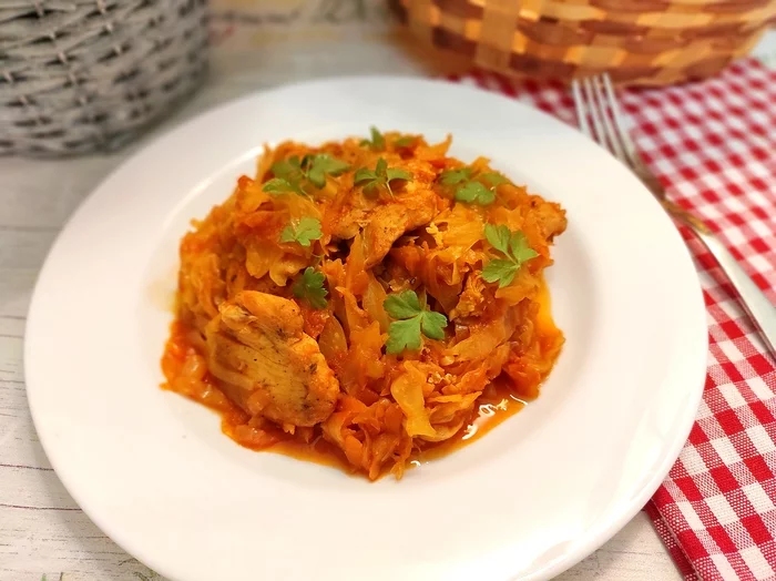 Cabbage stewed with chicken in a frying pan - My, Video recipe, Recipe, Cooking, Hen, Braised cabbage, Dinner, Preparation, Cabbage, Video