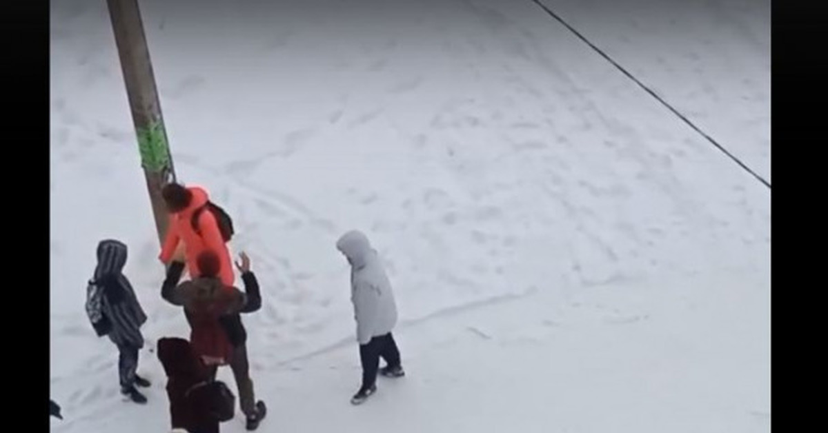 Мальчик смеется над девочкой. Подростковый возраст. Смеются над одноклассницей. Школьники избивают девочку. Обижают в школе.