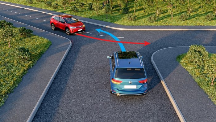 Кто должен уступить на таком перекрестке?