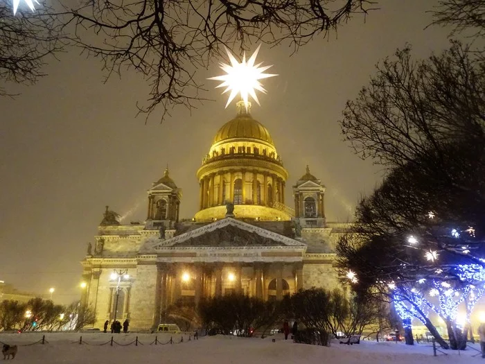 Walks in winter St. Petersburg during the New Year holidays 2022 - My, New Year, 2022, New Years holidays, City walk, Palace Square, Nevsky Prospect, Spit of Vasilyevsky Island, Saint Isaac's Cathedral, St. Isaac's Square, Astoria, Winter, Saint Petersburg, Christmas trees, Evening, The photo, Video, Longpost