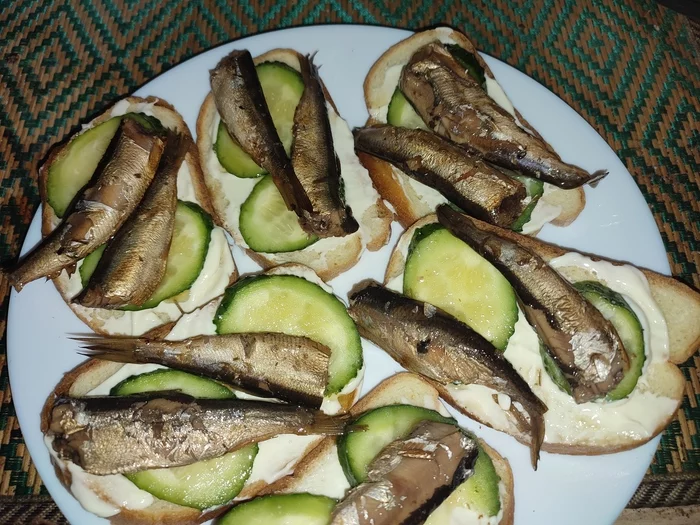 Perhaps the most healthy food in two nights - My, Night dojoor, Sprats, A sandwich