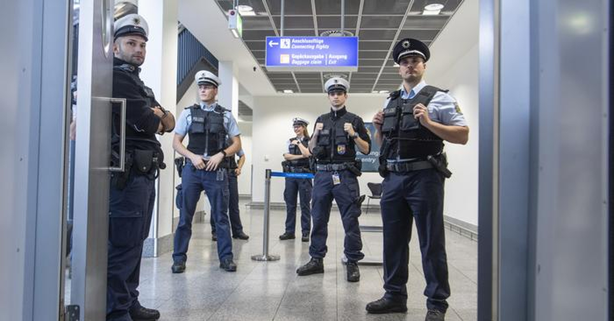 Через сколько времени приехала полиция в крокус. Полиция в аэропорту. Дебош в аэропорту. Полиция в аэропортах Франкфурт. Немецкая Полицейская в аэропорту.