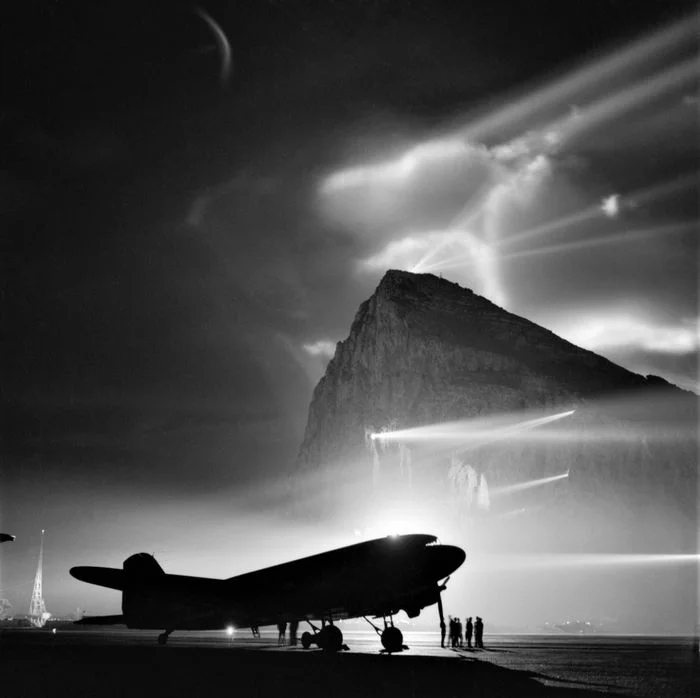 Douglas C-47 Dakota, Gibraltar - Historical photo, Gibraltar, Aviation, Airplane, Night, Spotlight, Aerodrome, The rocks, Silhouette, Raf