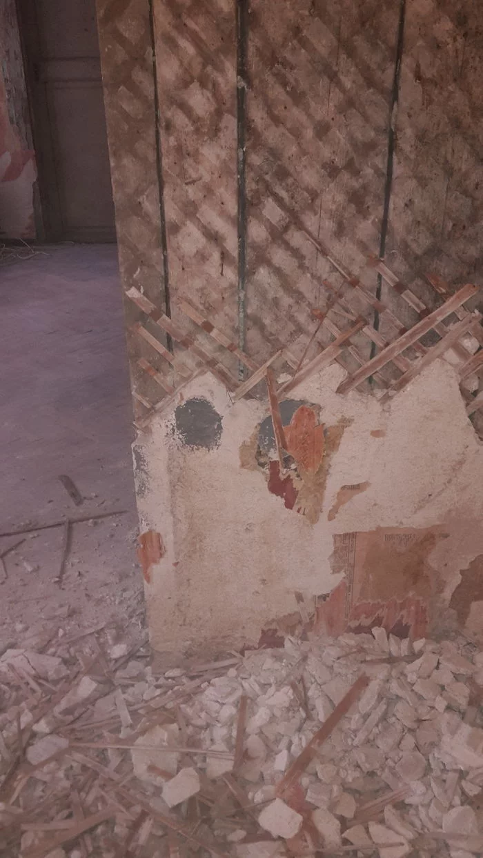 What is hidden under the wallpaper in St. Petersburg communal apartments. Walls, doors, some floors (part 6) - My, Saint Petersburg, Wall, Antiquity, Wallpaper, Longpost