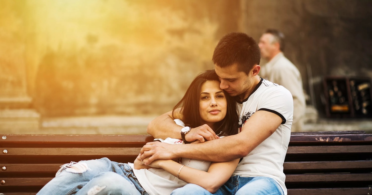 Как быть всеми любимой девушкой. Навстречу любимому. Девушка и мужчина. Влюбленная женщина. Как быть всеми любимой девушкой.